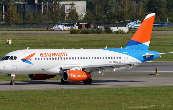 Самолет Superjet 100 потерял капот во время взлета