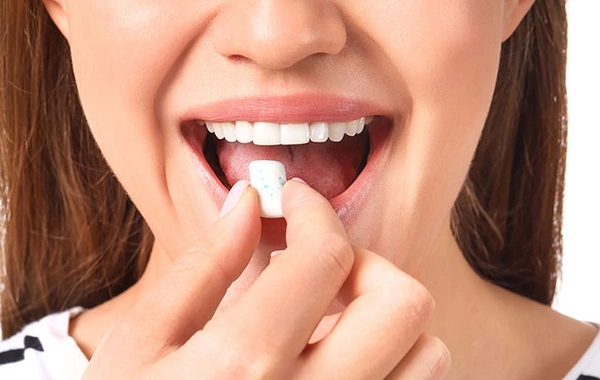 В Новостной заголовок: Врачи рассказали о серьезных последствиях жевательной резинки