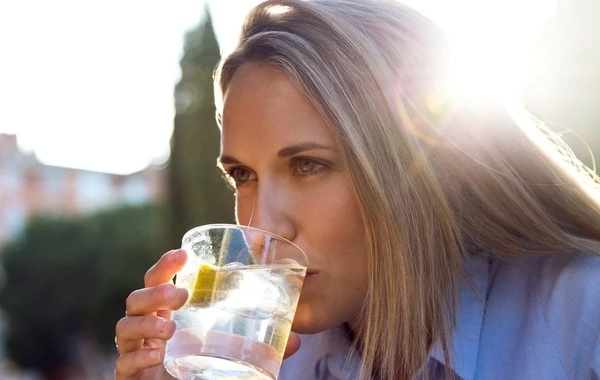 Два напитка, которые опасно пить в жару: названы врачами